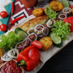 Шашлык из свиной шеи с овощами, соусом и зеленью