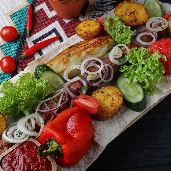 Шашлык из свиной шеи с овощами и зеленью